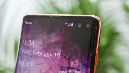 Le Galaxy S10 héberge une caméra frontale dans une perforatrice